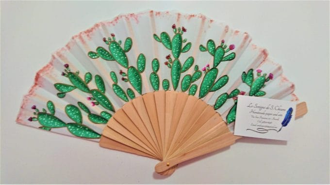 CACTUS Ventagli dipinti a mano. In questa immagine un esempio di ventaglio aperto con il dipinto di un cactus