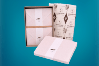 Vendita di Carta Amalfi Online. Questa confezione contiene al suo interno cartoncini e buste di colore rosa con paglia.