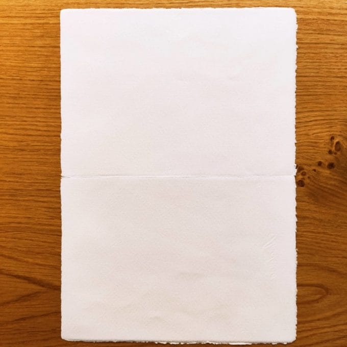 Partecipazione in carta di Amalfi Amatruda formato A4 pieghevole. Colore avorio