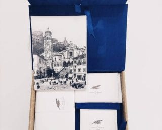 Confezioni regalo deluxe in carta di Amalfi contenente biglietti, buste, cartoncini e uno sketchbook in carta cotone 100% per arte e scrittura.
