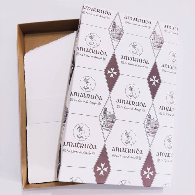 Gift box containing sheets model LR in ivory Amalfi paper.