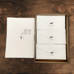 Confezione con carta da lettere o partecipazioni matrimonio in carta di Amalfi formato A4 di colore avorio.