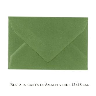 Busta in carta di Amalfi verde con bordi sfrangiati. Sulla pattina di chiusura da notale l'importanza della dicitura "Amalfi". Dimensioni 12x18 cm.