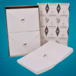Confezione con fogli e buste in carta Amatruda di Amalfi fatta a mano. Dimensioni foglio: 21x30 cm. Dimensione buste: 16x23 cm. Colore contenuto: Avorio