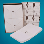Confezione con fogli e buste in carta Amatruda di Amalfi fatta a mano. Dimensioni foglio: 21x30 cm. Dimensione buste: 16x23 cm. Colore contenuto: Avorio