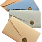 Confezioni regalo in carta di Amalfi. Ogni confezione contiene 10 fogli 13x8 e 10 buste 14x9 racchiuse da un foglio della linea LR sigillato con ceralacca.