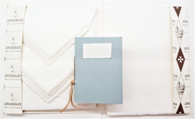 Gift box in Amalfi paper with a5 sheets and a hand-bound notebook in Amalfi paper