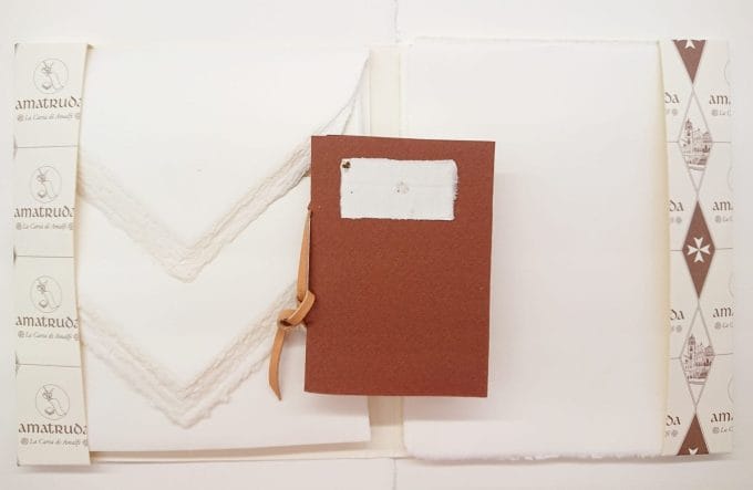 Gift idea in Amalfi paper. Box with A5 writing paper, ivory envelopes and an elegant notebook in Amalfi paper bound in a handmade way.