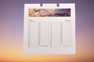 Calendario perpetuo in carta di Amalfi con illustrazioni artistiche.