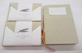 Confezione cadeau in carta di Amalfi color nocciola. Il set è composto da venti biglietti 10x7 colore avorio, 20 buste 11x7 colorate ed un quaderno rilegato a mano 13x9 con colore a scelta.