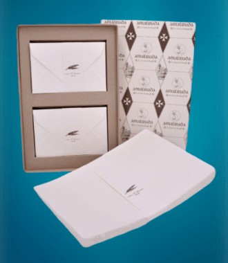 Confezione con fogli in carta a mano di Amalfi da utilizzare come carta da lettere elegante. Ogni foglio misura 22 x 32 cm ed è abbinabile a tre differenti dimensioni di busta. Colore: Avorio.