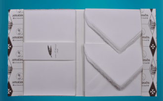 Boxes of Amalfi paper for wedding invitations or stationery. Sheet size: 22 x 17,5 cm. Color: Ivory
