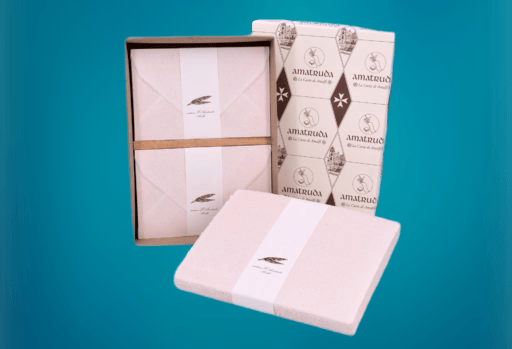 Box with pink folding cards with straw PINK AMALFI PAPER BOX WITH STRAW