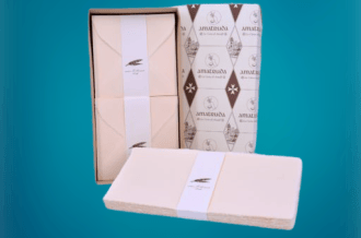 BOX WITH SQUARE FOLDING SHEETS IN AMALFI PAPER. COLOR: IVORY PINK