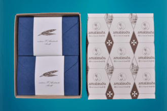 Confezione con biglietti e buste blu 11x7 centimetri.