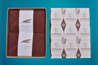 Confezione biglietti e buste in carta di Amalfi color seppia. Dimensioni: 11x7 centimetri..