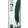 Penna con piuma naturale di colore verde con puntale in metallo per uso calligrafico.