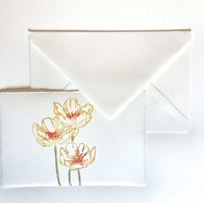 I fiori di Amalfi: la Peonia Questo elegante biglietto segnaposto per matrimonio in carta di Amalfi è stampato a mano artigianalmente e viene abbinato alla busta dello stesso colore.