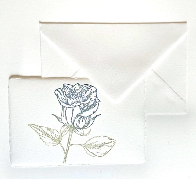 Segnaposto con rosa blu in carta di Amalfi e busta di colore avorio abbinata