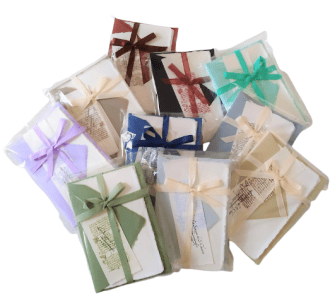 Buste colorate e carta da lettere in carta di Amalfi colore avorio. Disponibili in diverse quantità in eleganti confezioni regalo.