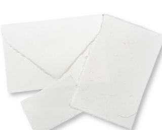 Partecipazioni di nozze in carta di Amalfi con inserti di paglia. Colore avorio