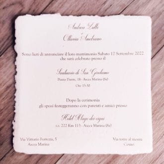 Partecipazione in carta di Amalfi quadrata con grafica e stampa realizzate da Lo Scrigno di Santa Chiara