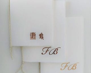 Libretti messa in carta di Amalfi personalizzati con le iniziali degli sposi.