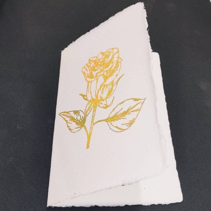 Biglietti con rosa gialla Biglietto pieghevole in carta di Amalfi con decoro di una rosa gialla