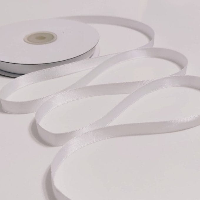 White ribbon White double satin ribbon for the closure of wedding invitations in Amalfi paper.