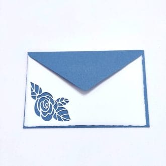 Biglietto pieghevole in carta di Amalfi con decoro traforato di una rosa. Busta blu.
