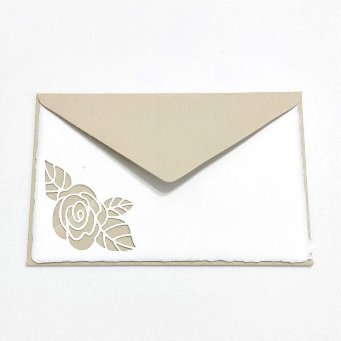 Folding cards in Amalfi paper with perforated rose petal. Envelope color: hazelnut.