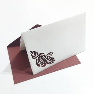 Folding cards with perforated rose petal and envelopes in sepia-colored Amalfi paper. Card size: 13*8 cm. Envelope size: 14*9 cm.