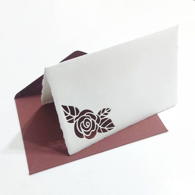 Folding cards with perforated rose petal and envelopes in sepia-colored Amalfi paper. Card size: 13*8 cm. Envelope size: 14*9 cm.