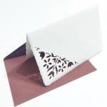 Folding laser cut cards decorated with lily of the valley flower and sepia colored envelopes in Amalfi paper. Envelope dimensions. 14*9 cm. Card dimensions: 13*8 cm.