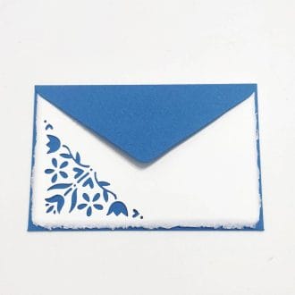 Biglietti pieghevoli decorati con traforo di fiori di mughetto e buste blu in carta di Amalfi. Dimensione buste: 14*9 cm. Dimensione biglietti. 13*8 cm.