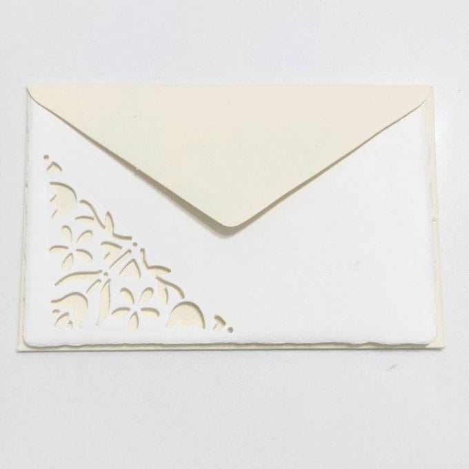 Biglietti con fiori di mughetto traforati Biglietti pieghevoli decorati con traforo di fiori di mughetto e buste gialle in carta di Amalfi. Dimensione buste: 14*9 cm. Dimensione biglietti. 13*8 cm.