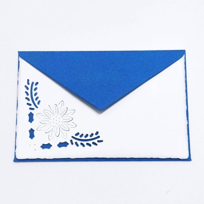 Folding cards decorated with an openwork of a daisy flower and blue envelopes in Amalfi paper. Envelope size: 14*9 cm. Card size. 13*8 cm.