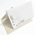 Folding cards decorated with fretwork of a daisy flower and hazelnut envelopes in Amalfi paper. Envelope size: 14*9 cm. Card size. 13*8 cm.