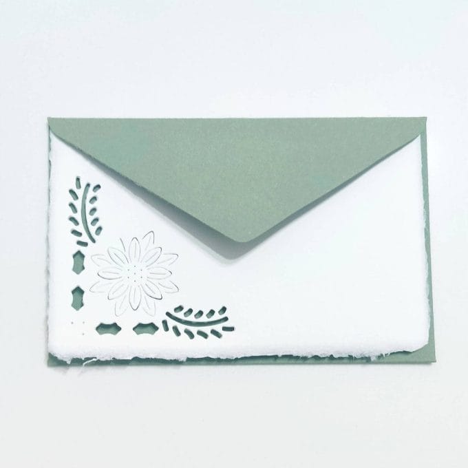 Folding cards decorated with an openwork of a daisy flower and blue envelopes in Amalfi paper. Envelope size: 14*9 cm. Card size. 13*8 cm.