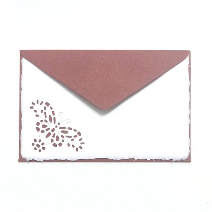 La farfalla Biglietti pieghevoli decorati con traforo di di un fiore di margherita e buste color seppia in carta di Amalfi. Dimensione buste: 14*9 cm. Dimensione biglietti. 13*8 cm.