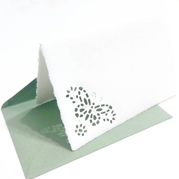 La farfalla Biglietti pieghevoli decorati con traforo di di un fiore di margherita e buste colorate verdi in carta di Amalfi. Dimensione buste: 14*9 cm. Dimensione biglietti. 13*8 cm.
