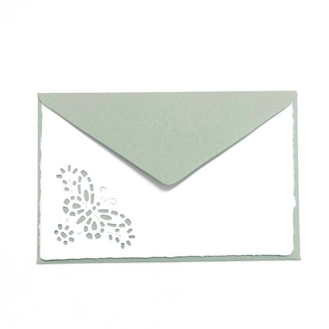 La farfalla Biglietti pieghevoli decorati con traforo di di un fiore di margherita e buste colorate verdi in carta di Amalfi. Dimensione buste: 14*9 cm. Dimensione biglietti. 13*8 cm.