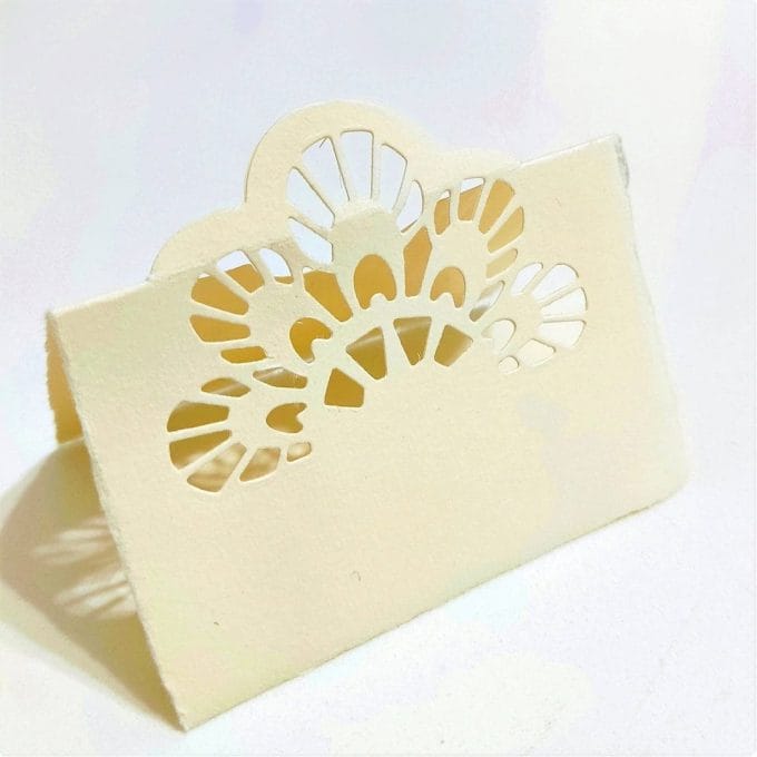 Segnaposto per matrimonio in carta di Amalfi colore avorio. Il traforo è ispirato alla coda di pavone. Colore avorio rosato