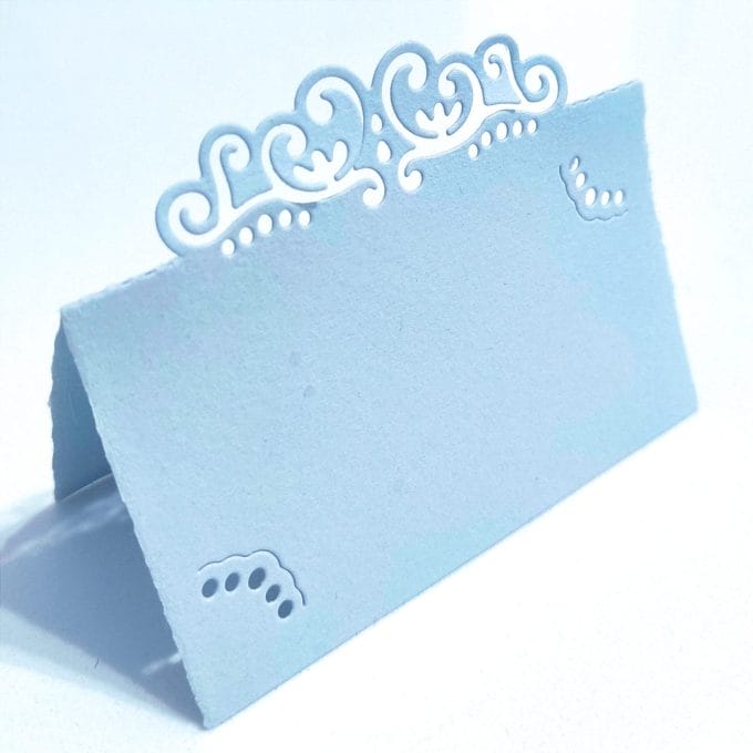 Segnaposto arabesco grigio perla Segnaposto in carta di Amalfi con traforo in stile arabesco. Colore grigio perla