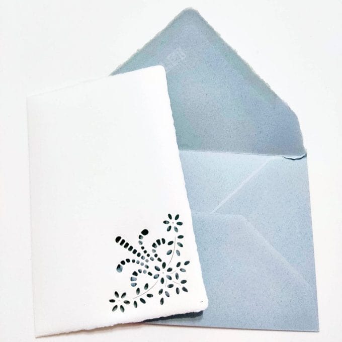 Biglietti per prima comunione in carta di Amalfi con decorazione traforata di un giglio.