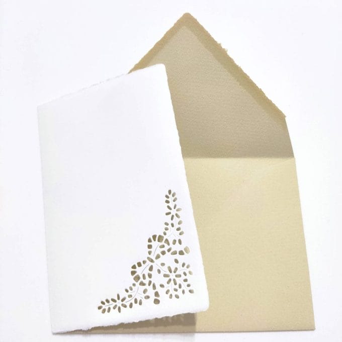 Partecipazioni matrimonio in carta di Amalfi con trafori e stampa realizzati da Lo Scrigno di Santa Chiara. Dimensione partecipazione: 11,5 x 17,5. Colore busta: Visone