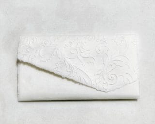 Partecipazione in carta di Amalfi modello LR di colore avorio con pattina superiore di chiusura arricchita con rilievi eseguiti artigianalmente da Lo Scrigno di Santa Chiara