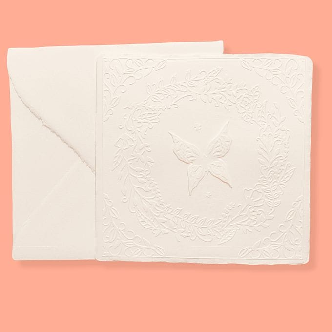 Partecipazioni matrimonio con farfalla in rilievo in carta di Amalfi colore avorio.