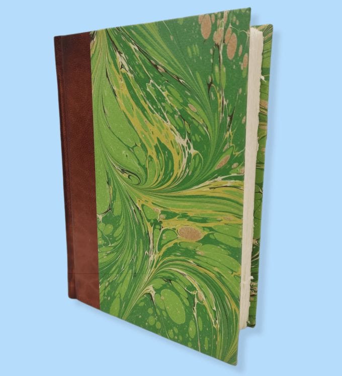 Diario in carta di Amalfi Diario in carta di Amalfi e copertina in carta marmorizzata verde. Dimensione 13 x 18 cm.