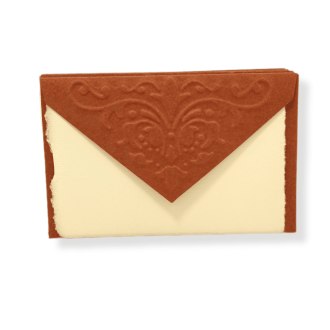 Biglietto e busta color seppia in carta di Amalfi con decoro in rilievo in stile pompeiano su carta di Amalfi.